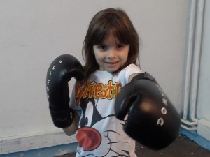 Kickboxing Copii Bucuresti - Maria practicanta de kickboxing la Shinpo